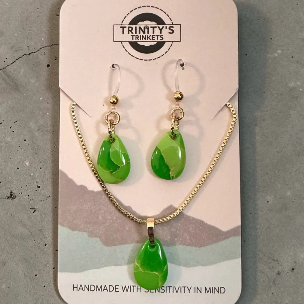 BEAUTIFUL SHADES OF GREEN AND GOLD NECKLACE AND EARRING SET - Picture 3 of 3